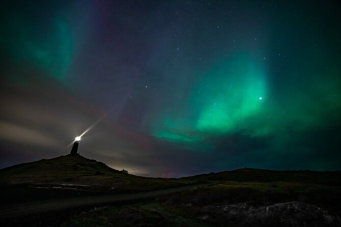 Reykjavik Northern Lights Tour with Professional Photographer - Hot chocolate, pastries, and waiting outside