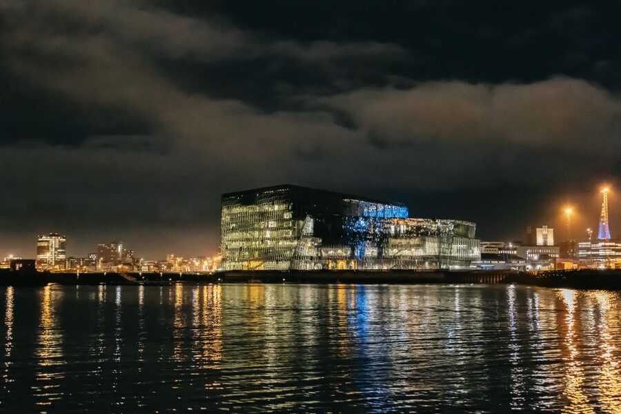 Reykjavik: Northern Lights Yacht Tour - Photography from a moving yacht