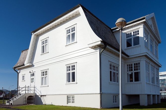 Reykjavik Sightseeing Tour - Parliament, City Hall, and Reykjavikurtjorn