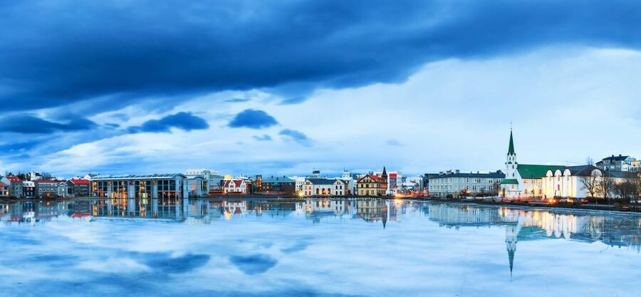 Reykjavik: Sightseeing Walking Tour with a Viking - What the storytelling adds