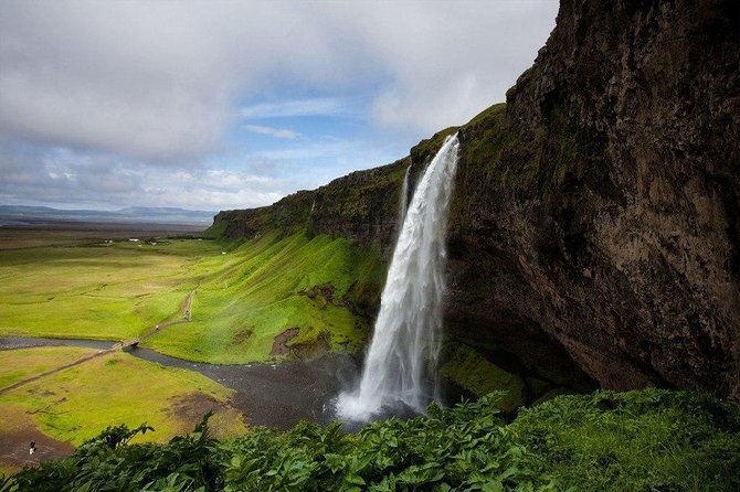 Reykjavik: South Coast, Waterfalls & Glacier Hike Small-Group - What the minibus and group size mean