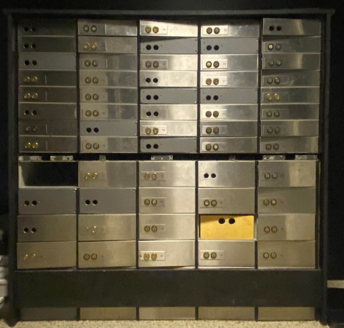 Reykjavik: The Bank Heist Escape Room Experience - Your first minutes inside the closing bank
