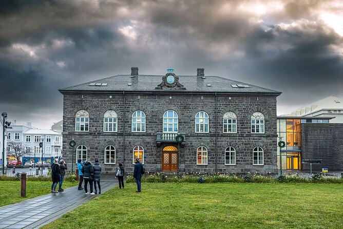 Reykjavik Walking Tour - Walk with a Viking - Meeting your guide at Ingólfstorg