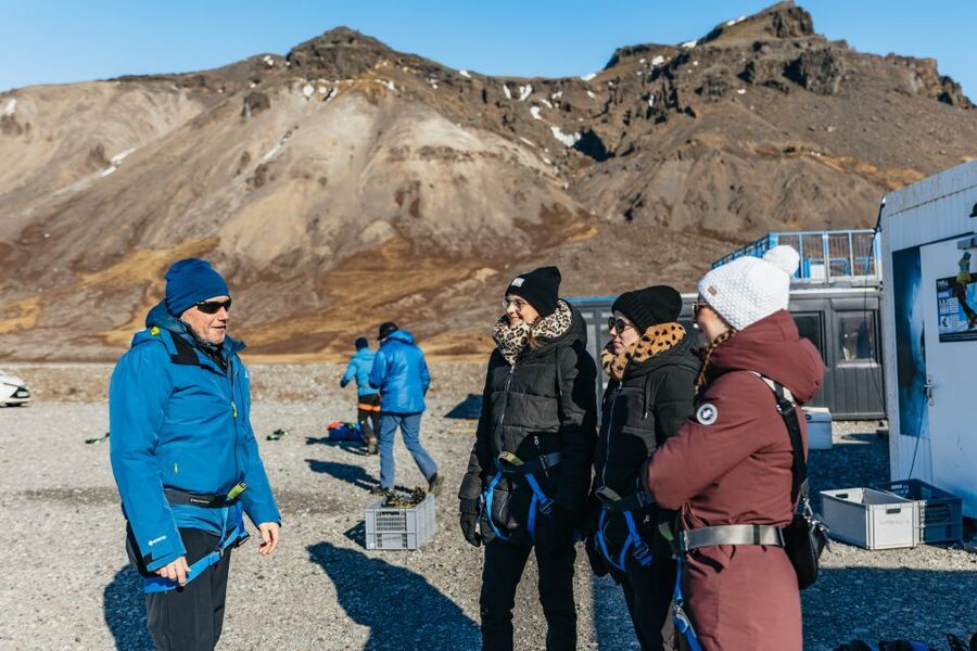 Skaftafell National Park: Falljokull Glacier Easy Hike - What the guides add to the experience