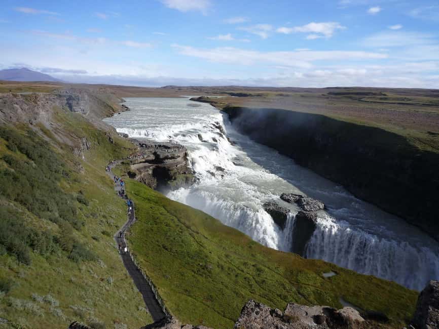 Small Group Golden Circle Tour w/ Kerid & Tomato Farm Visit - Þingvellir: walking between two continents