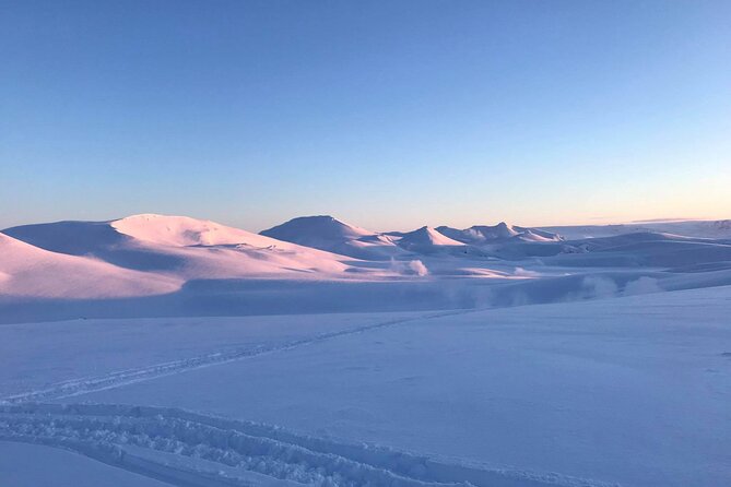 Snowmobiling on Eyjafjallajökull - Getting ready at the glacier base