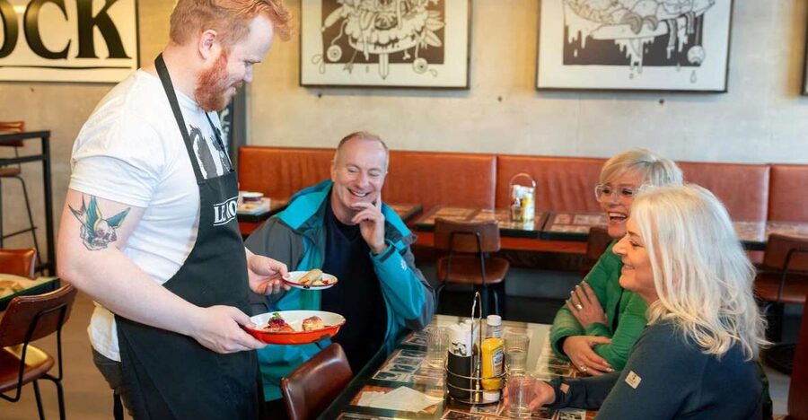 The Reykjavik Christmas Food Tour - Starting at Hlöllabátar and finding the group
